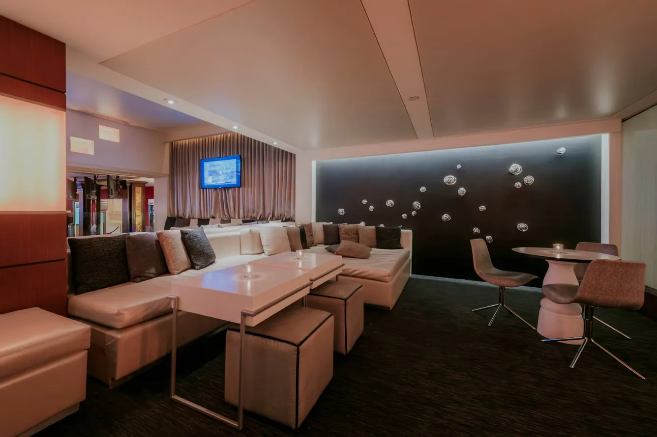 auabr-lobby-5524-hor-clsc